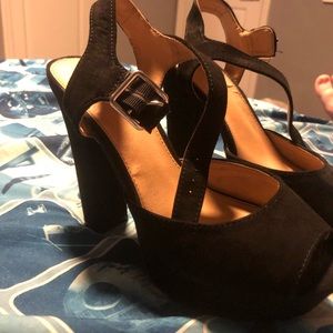 Black candies pump. Velvet fabric